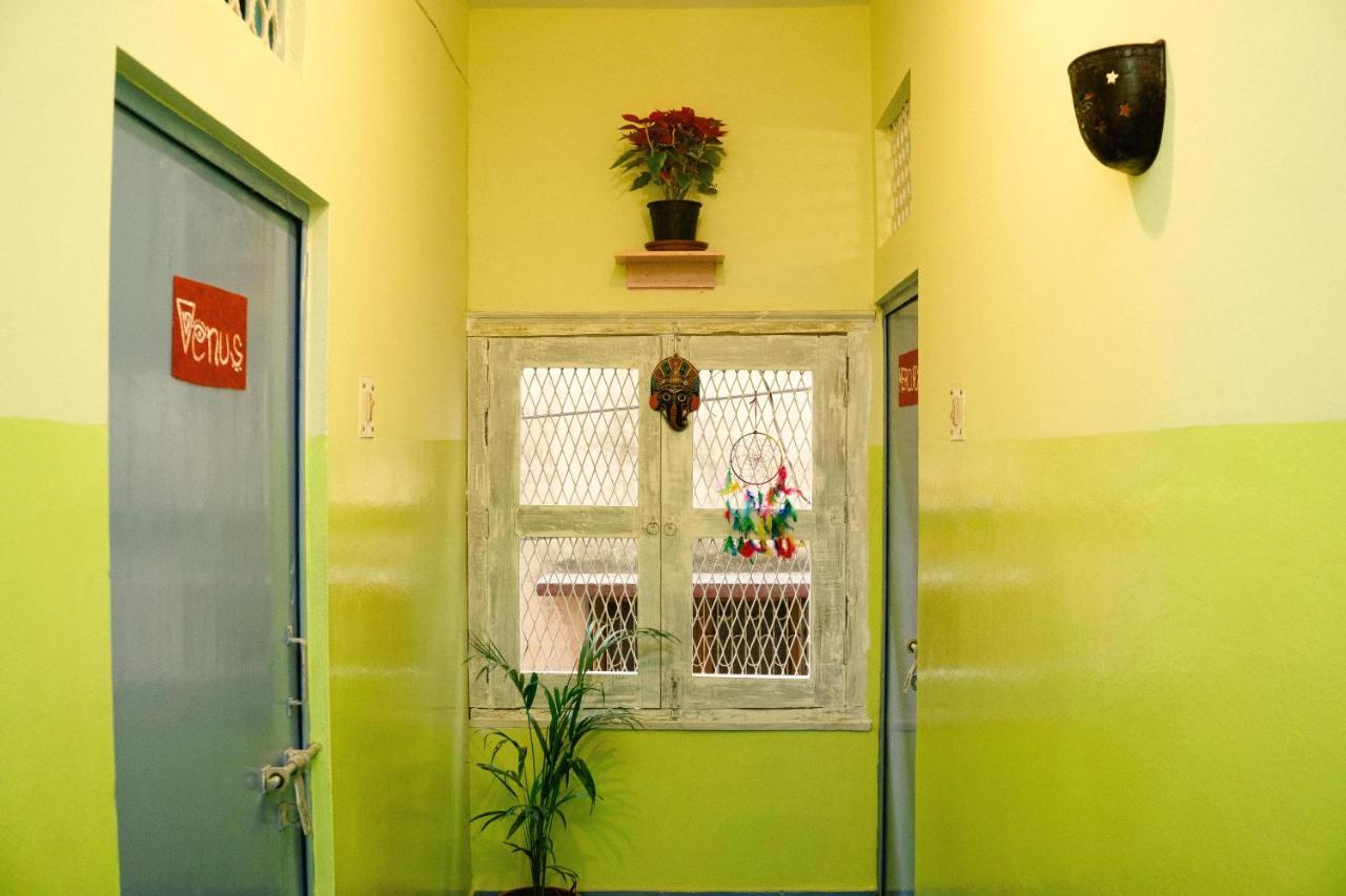 Good Vibes Hostel Váránaszi Kültér fotó